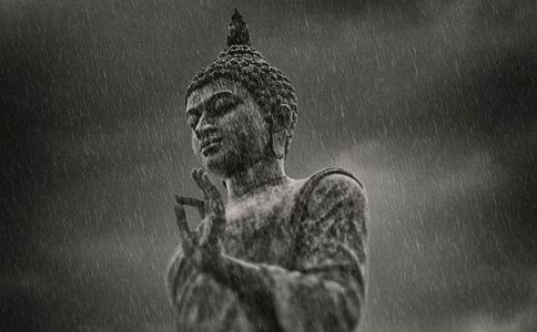 你想要财运广进,可以在财位上面供奉财神牌位