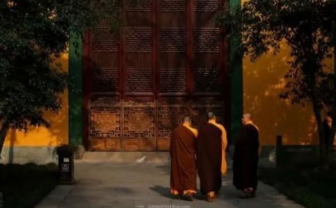 为了住宅风水摆放,男主人要坐在住宅靠山位置