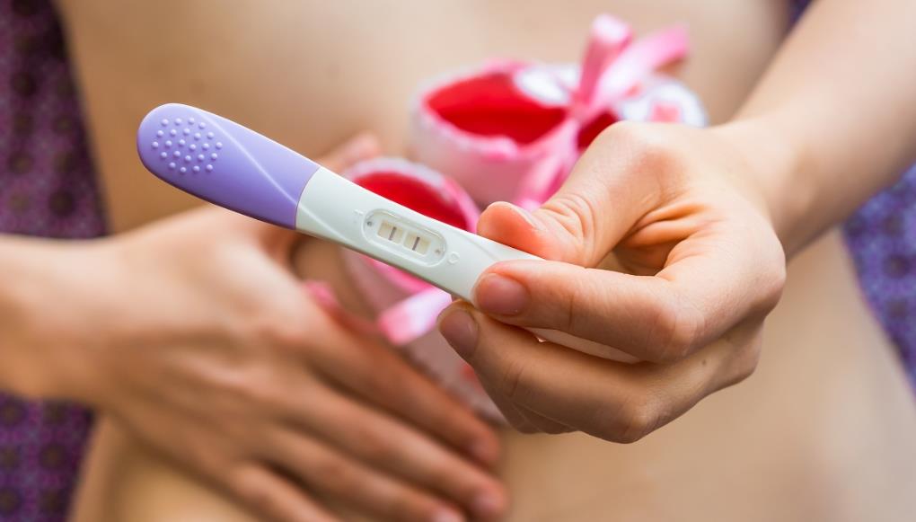 孕初期怎么判断男孩女孩？胎动在肚脐周围是女孩吗？