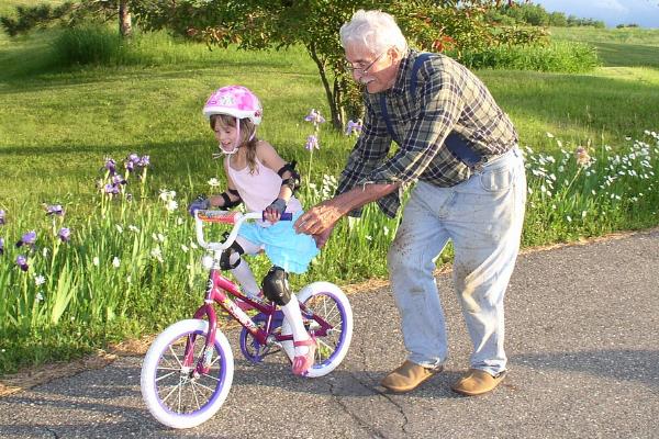 姨妈期前的小腹疼痛原因是什么？来姨妈前四天小腹疼正常吗？